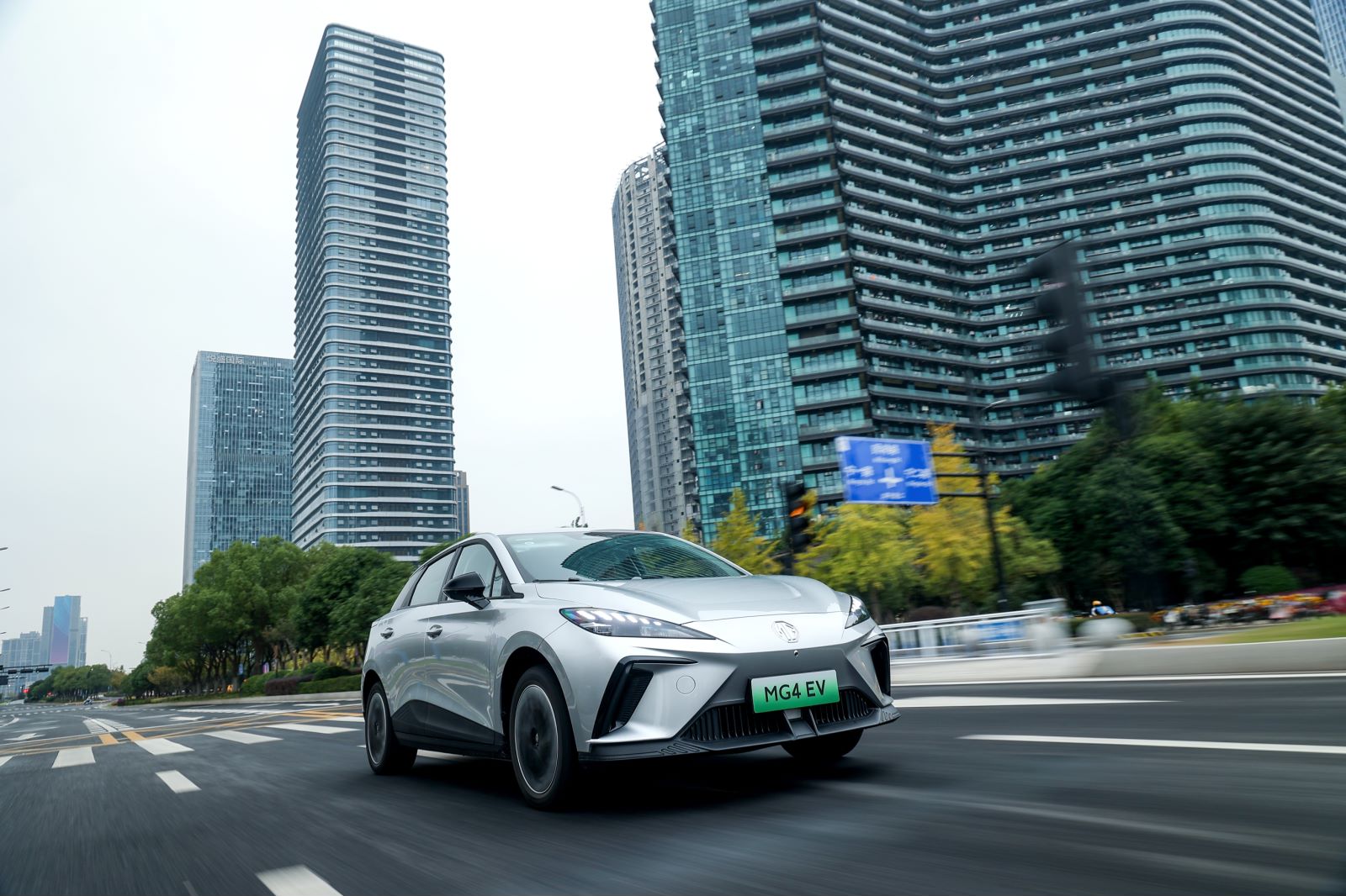 十万的电车、二十万的品质 MG4 EV定义两厢电轿价值新标准