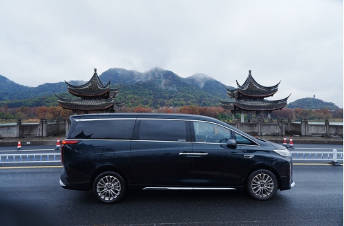 高端商务巅峰之作！魏牌高山MPV行政加长版全国火热交付中