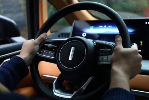 高端商务巅峰之作！魏牌高山MPV行政加长版全国火热交付中