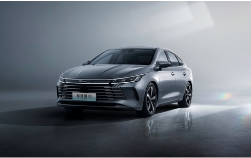 开年即决战，7万级插混轿车比亚迪驱逐舰05荣耀版强势来袭