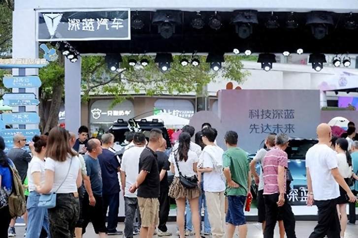 华为智驾深蓝L07重庆浪漫上市，集体婚礼+环城智驾盛宴燃爆全城