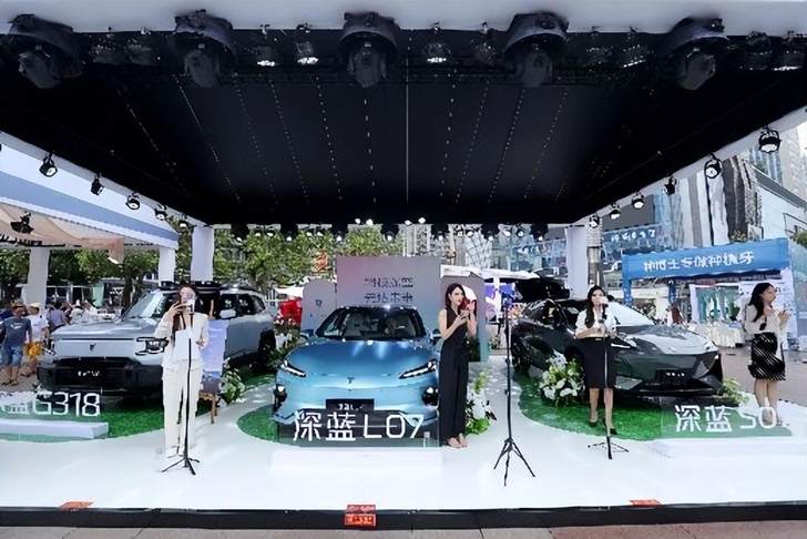 华为智驾深蓝L07重庆浪漫上市，集体婚礼+环城智驾盛宴燃爆全城
