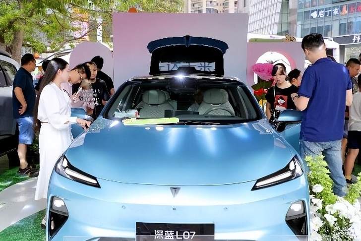 华为智驾深蓝L07重庆浪漫上市，集体婚礼+环城智驾盛宴燃爆全城