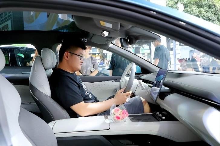 华为智驾深蓝L07重庆浪漫上市，集体婚礼+环城智驾盛宴燃爆全城