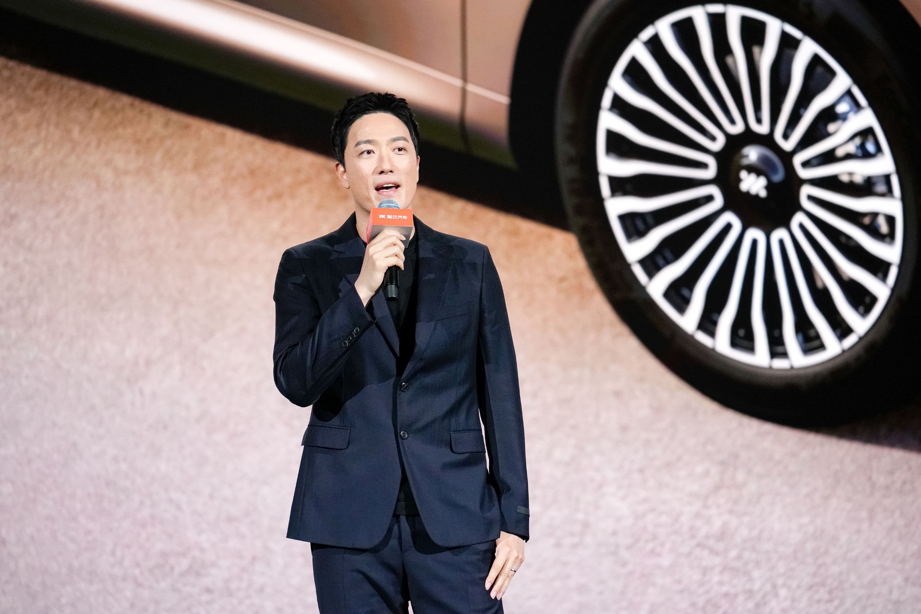 24.98万元起，智己LS8震撼上市！30万内唯一线控转向，旗舰大满配！