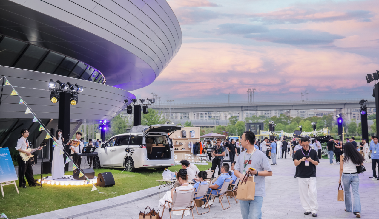 传祺首届用户大会暨MPV之夜发布&ldquo;祺享计划&rdquo;，M8、E8焕新上市